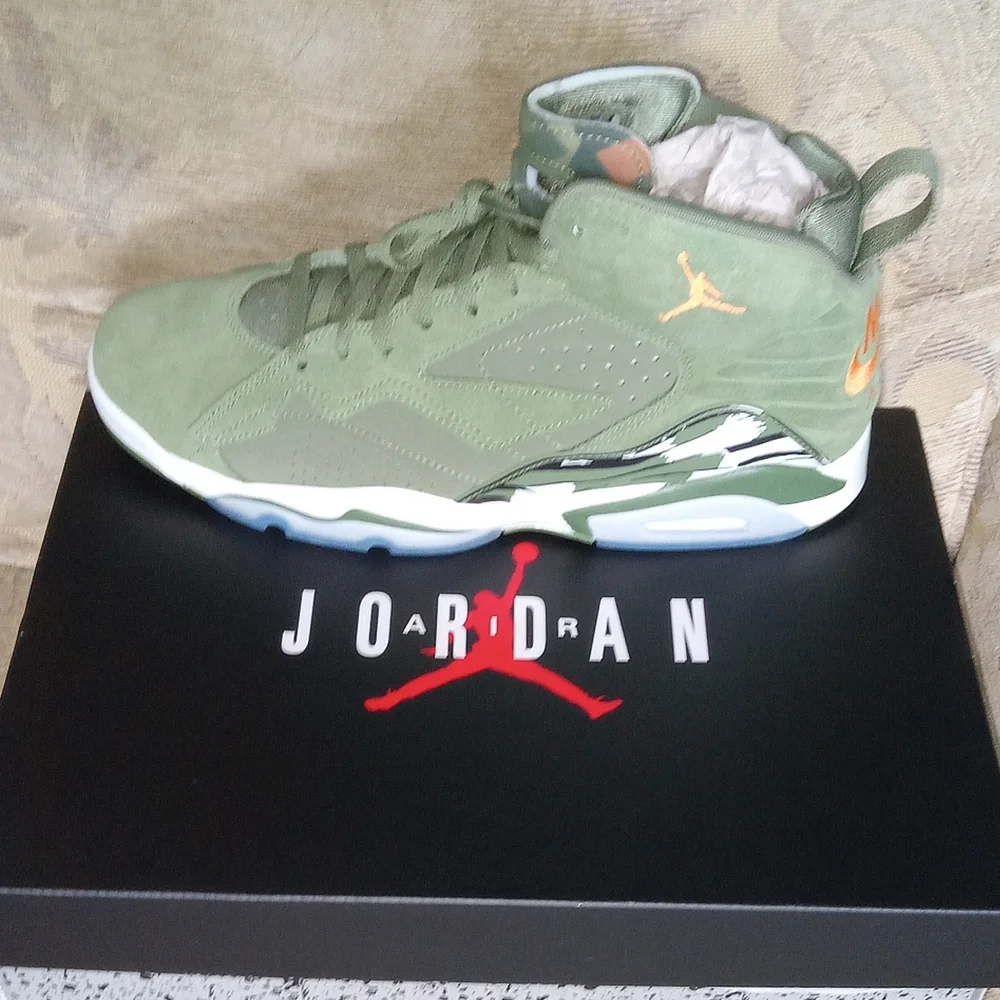 Jordan Men's Green Sneakers - Picture 1 of 8